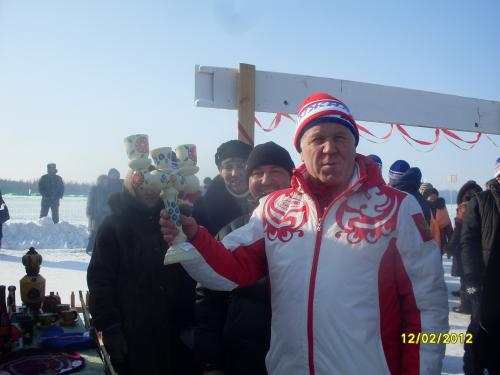 фото губернатора П.Л.Ипатова на Лыжне России 12 около стенда Шняевского МО